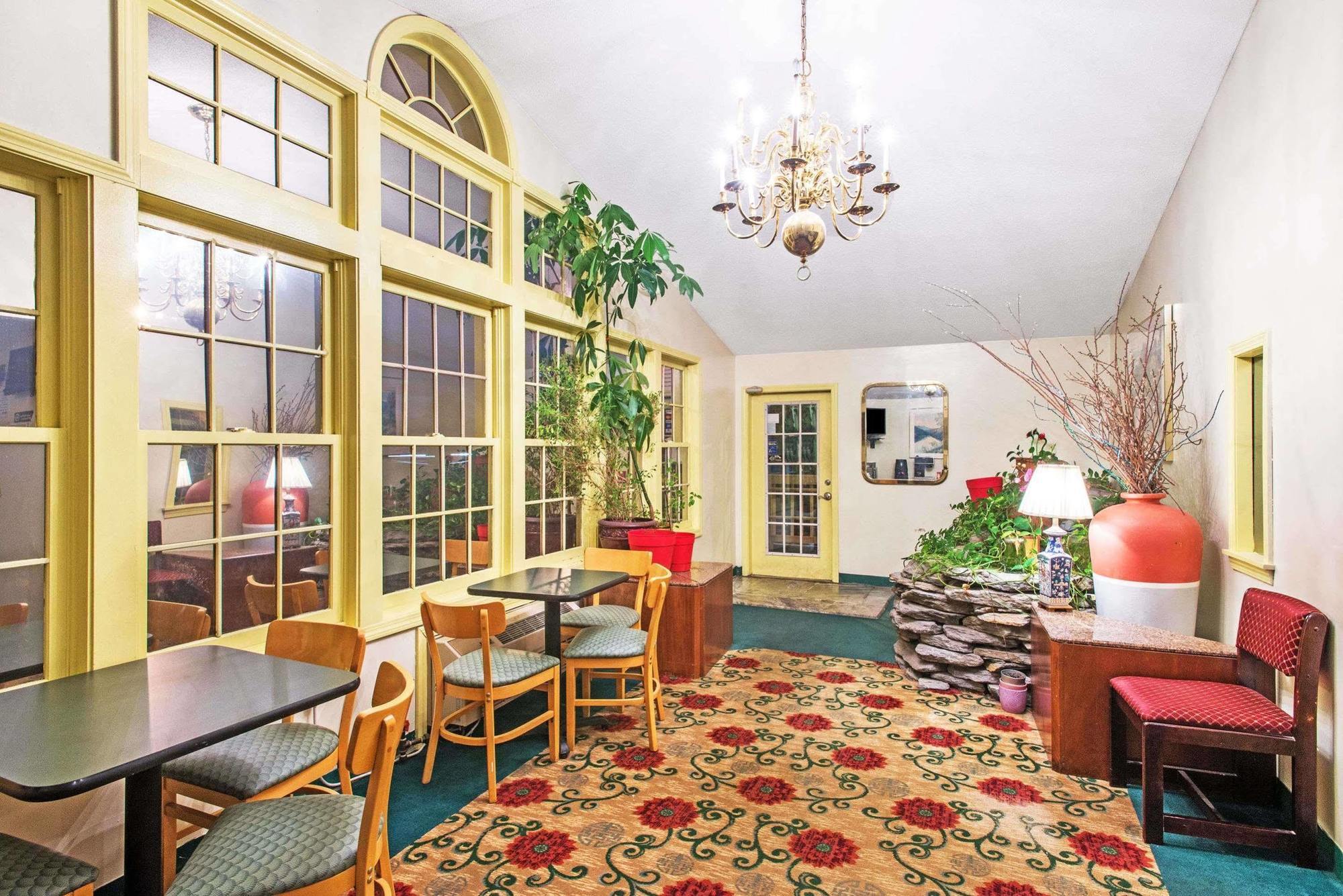 Knights Inn Hadley Extérieur photo
